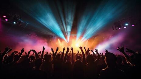 27104127 applaudissement foule illumine par vibrant etape lumieres a concert photo