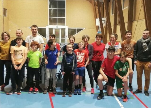 le groupe des jeunes avec leurs entraineurs